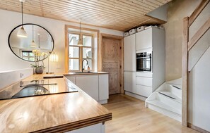 Kjøleskap, kokeplater, oppvaskmaskin og kaffetrakter/tekoker