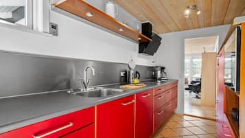 Refrigerador, parrilla de estufa, lavavajillas y cafetera y tetera