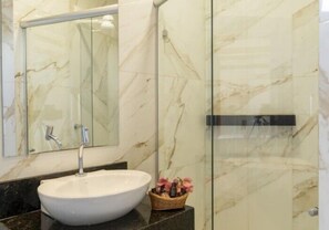 Panorama-Zimmer, Meerblick | Badezimmer | Kostenlose Toilettenartikel, Haartrockner, Handtücher, Seife