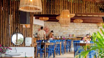 Café da manhã com buffet grátis todos os dias