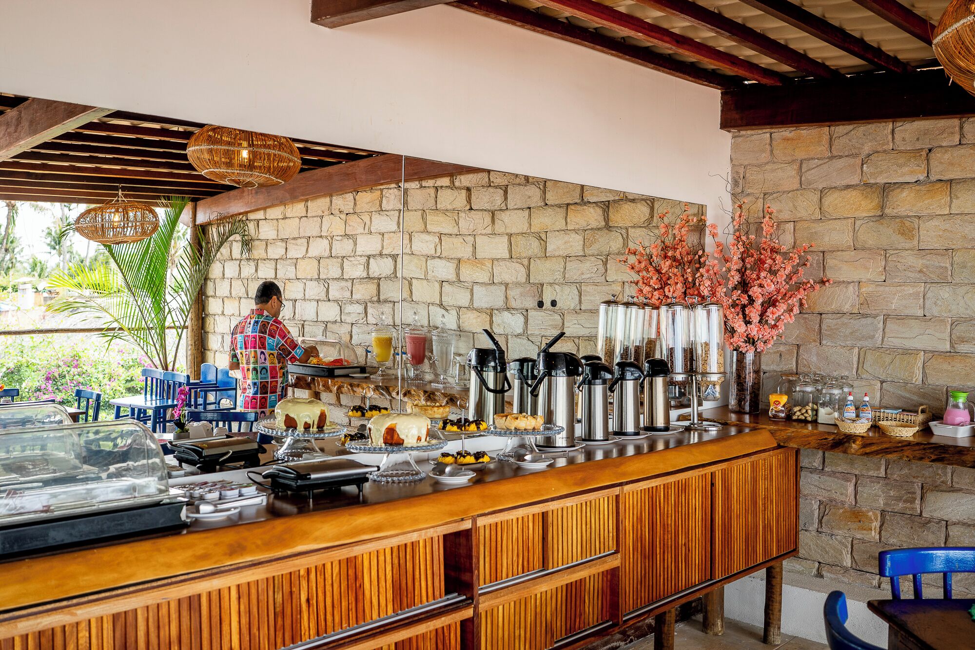 Café da manhã com buffet grátis todos os dias