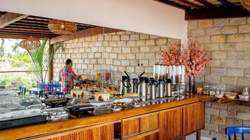 Café da manhã com buffet grátis todos os dias