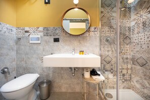 Chambre Double Confort | Salle de bain | Douche, sèche-cheveux, serviettes fournies, savon