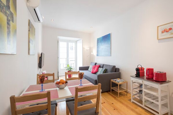 Télévision à écran plat de 32 pouces avec chaînes par câble