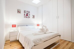 Apartamento clásico, vistas a la ciudad | 1 dormitorio, sistema de insonorización, tabla de planchar con plancha
