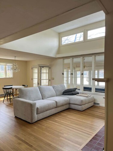 Lake waterfront with beach & dock. Min 31 nights.
