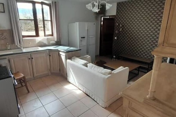 Télévision, table de tennis de table, livres