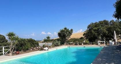 DOMO MEA beautiful farmhouse immersed in theSardinian countryside an its animals