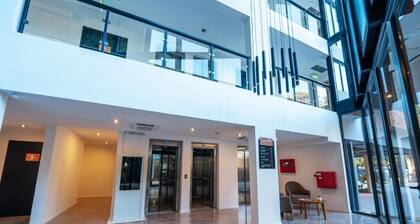 Modern Room Near Morón Reserve and Feria With Free Breakfast