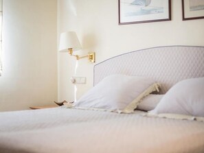 4 bedrooms, iron/ironing board, Internet, bed sheets