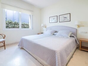 4 habitaciones, tabla de planchar con plancha y acceso a internet 