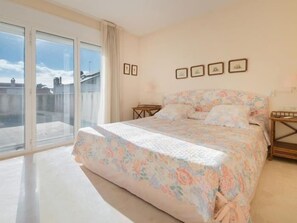 4 bedrooms, iron/ironing board, internet, bed sheets - R5 Casa colonial with private swimming pool in Coma-ruga (Coma-ruga)