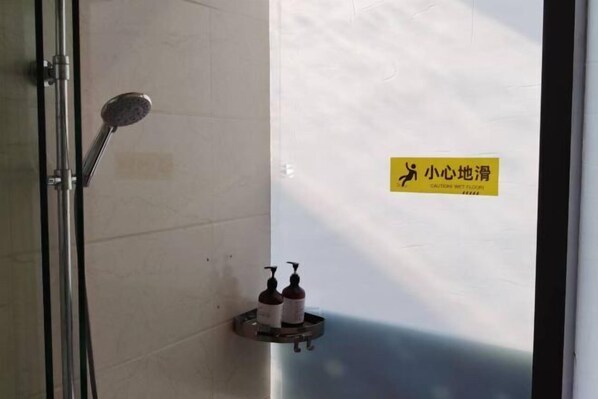 A bathroom with a shower, a towel rack, and a sign on the wall. - Yixing Hotel (Shanghai Zhujiajiao Ancient Town Scenic Area Branch) (Shanghai)