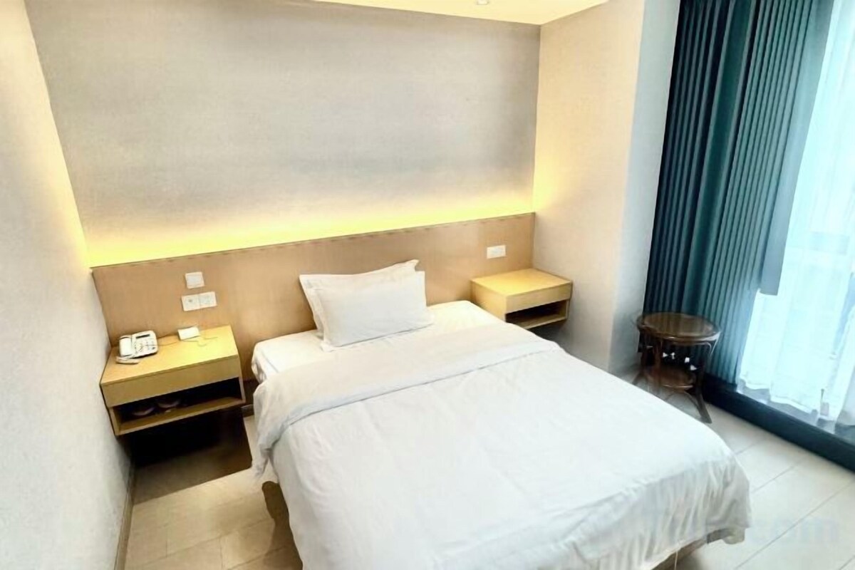Business Queen Room