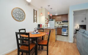 Dining - Charming 1-bedroom Apartment in a Fantastic Location (Louisville)
