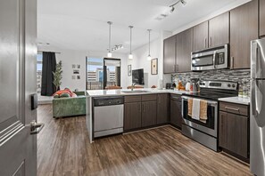 Geladeira, lava-louças, cafeteira/chaleira, mesas de jantar