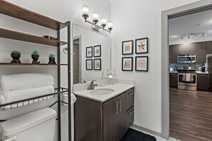Fridge, dishwasher, coffee/tea maker, dining tables - Mid-Century Charm | Midtown (Nashville)