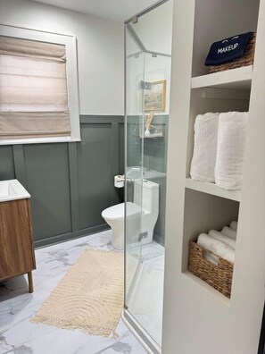 Dusche, Haartrockner, Shampoo