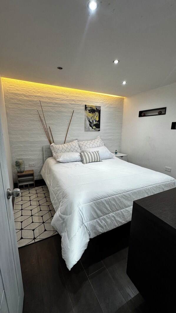 2 bedrooms, desk, iron/ironing board, WiFi