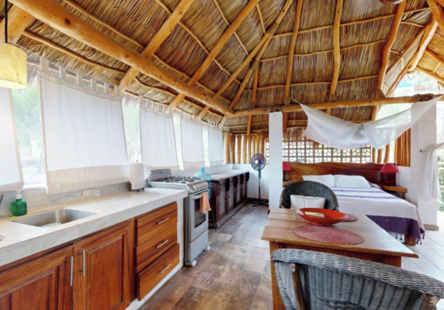 Casa de árbol Deluxe | Área de sala de estar | Televisión de pantalla plana y libros 