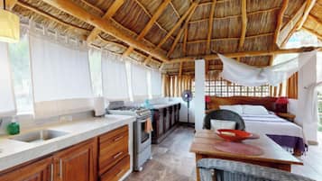 Deluxe Tree House | Living area | Flat-screen TV, books