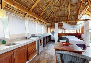 Deluxe Tree House | Living area | Flat-screen TV, books