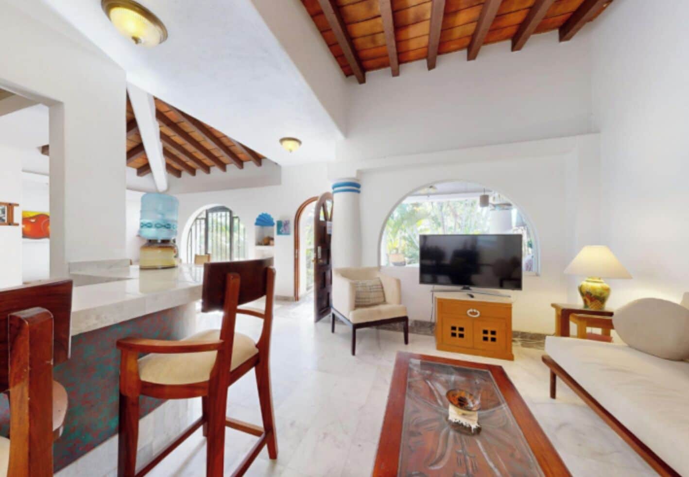 Căn hộ | Khu phòng khách | TV màn hình phẳng, sách 