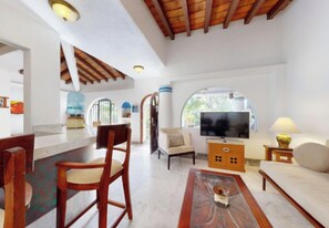 Apartment | Living area | Flat-screen TV, books