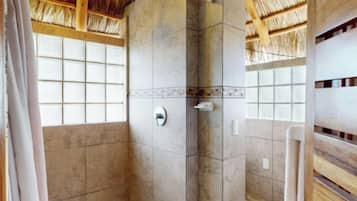 Casa na árvore luxo | Banheiro | Secador de cabelo, toalhas de banho, papel higiênico