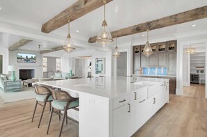 House (6 Bedrooms) | Interior