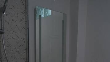 Een douche, een haardroger, handdoeken, zeep