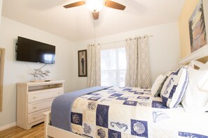 5 bedrooms, iron/ironing board, WiFi, bed sheets - Spacious 5BR Disney Escape w/ Pool, Spa, Pool Table, Fast Wifi (Kissimmee)