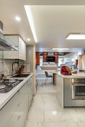Frigorífico, microondas, horno y placa de cocina