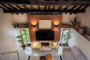 Smart-TV, Kamin, Bücher, Stereoanlage