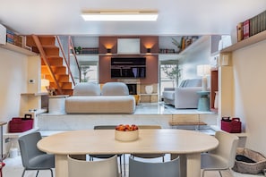 Smart-TV, Kamin, Bücher, Stereoanlage