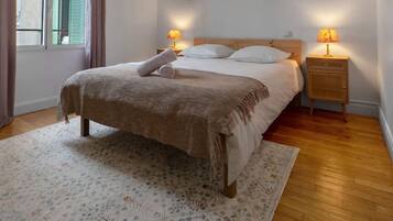 1 slaapkamer, een bureau, een strijkplank/strijkijzer, reisbedje