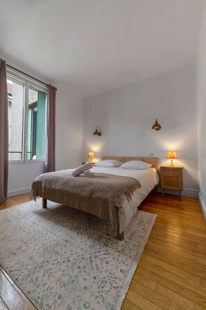 1 dormitorio, escritorio, tabla de planchar con plancha y cuna de viaje