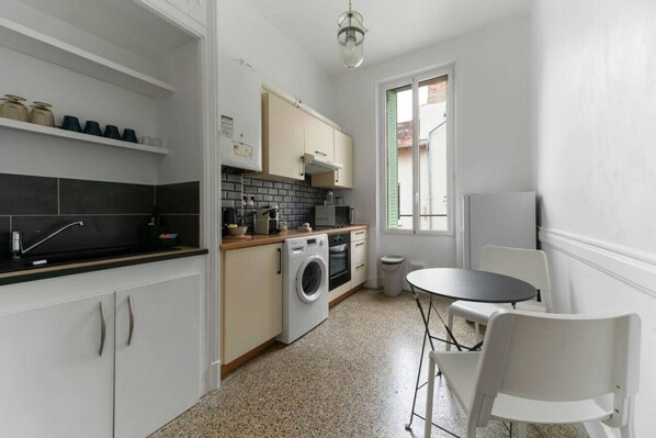 Fridge, microwave, oven, stovetop