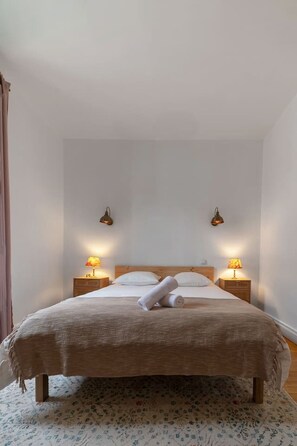 1 slaapkamer, een bureau, een strijkplank/strijkijzer, reisbedje