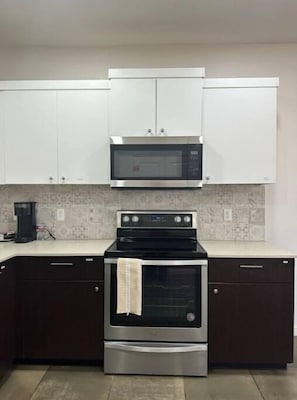 Fridge, microwave, oven, stovetop - Lemon Home - 2 Queen BR (Edinburg)