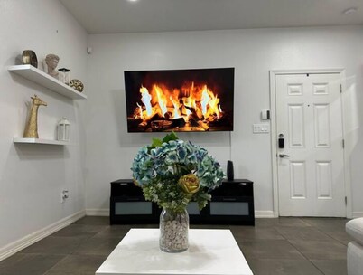 Mike’s Place - 3 Q Suite w/ TV