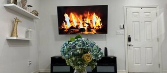 Mike’s Place - 3 Q Suite w/ TV