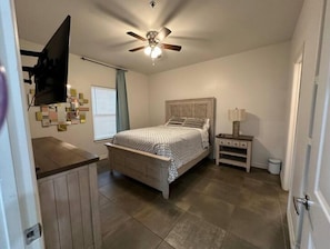 3 bedrooms, desk, iron/ironing board, travel crib