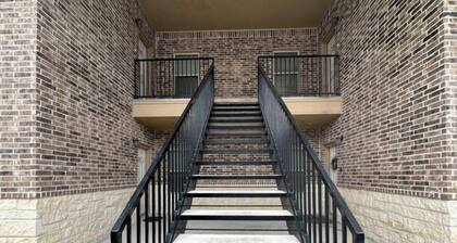 Mike’s Place - 3 Q Suite w/ TV