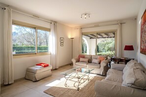 Living area - Magnificent modern family villa with private pool (Valbonne)