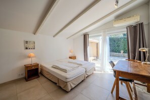 4 bedrooms, iron/ironing board, WiFi, bed sheets - Magnificent modern family villa with private pool (Valbonne)