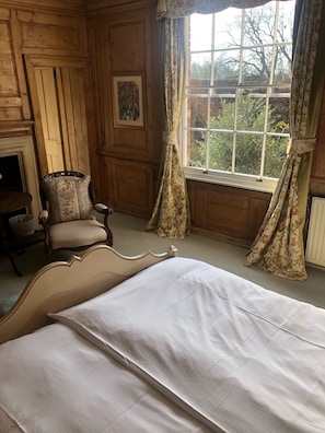 Quarto casal, 1 cama King, para não fumantes, vista para o jardim | Wi-Fi de cortesia