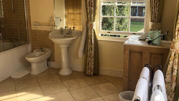 Double Room, 1 King Bed, Non Smoking, Garden View | Bathroom