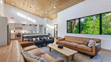 Luxury Cabin, 5 Bedrooms, Pets allowed, Mountain View | Living area