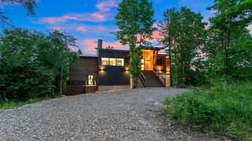 Bagian depan properti - sore/malam